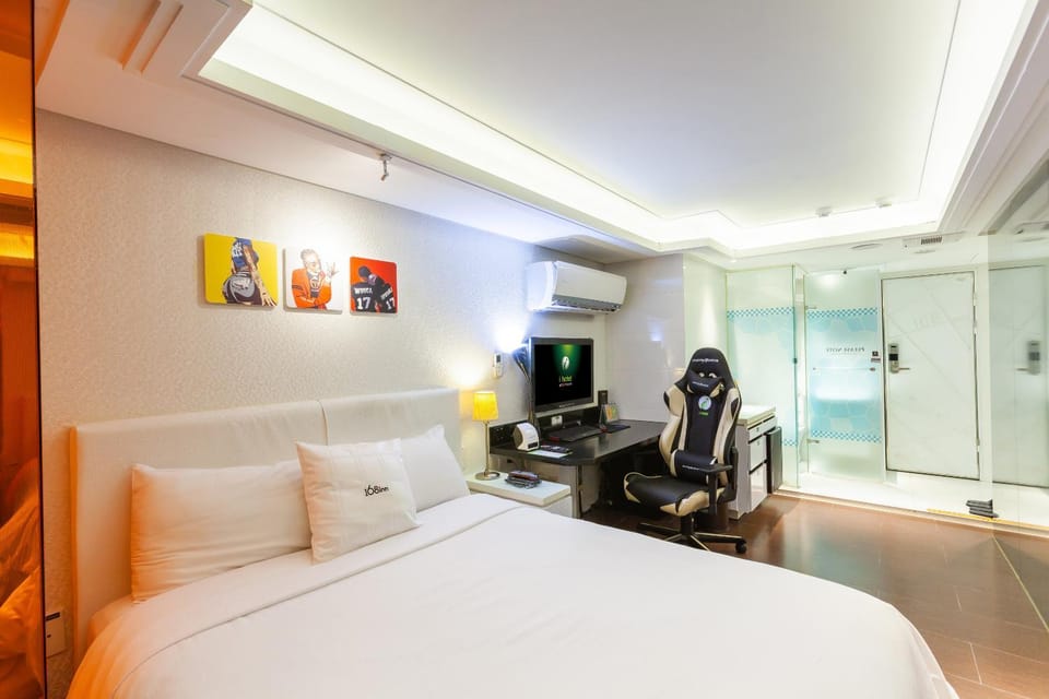 Bed, TV and multimedia, Living room, Photo of the whole room, Seating area, Bedroom, wardrobe
