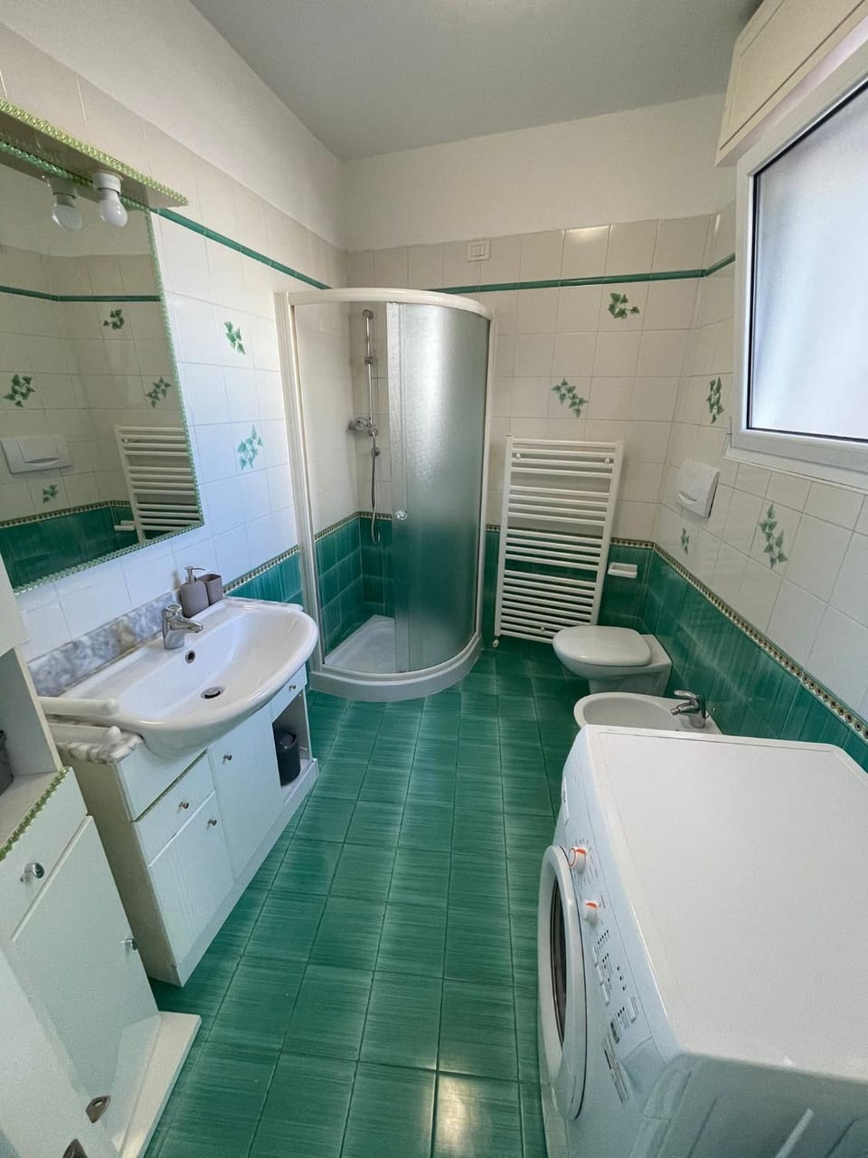 Shower, Toilet, Bathroom, towels, washing machine