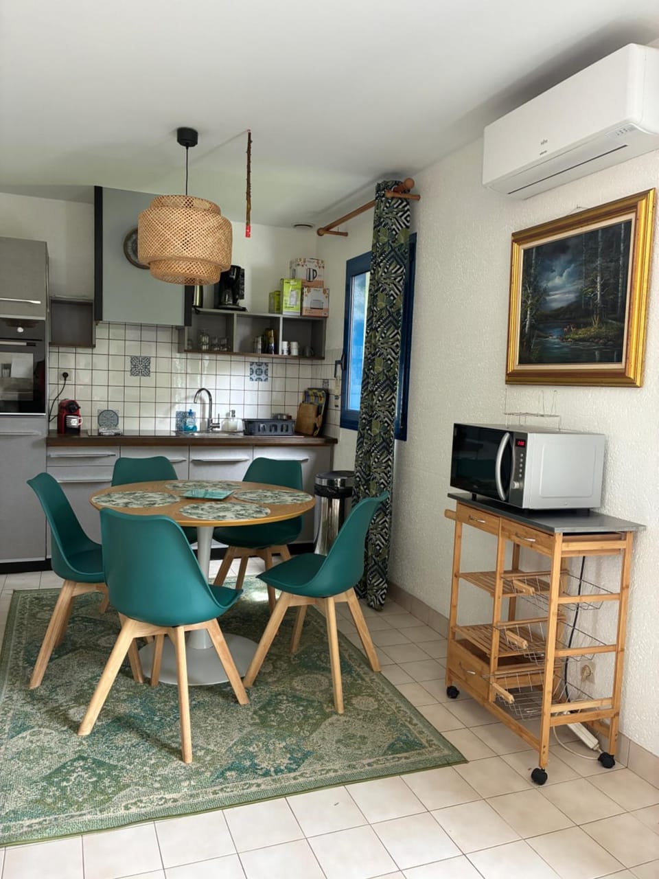 Kitchen or kitchenette, Dining area, oven