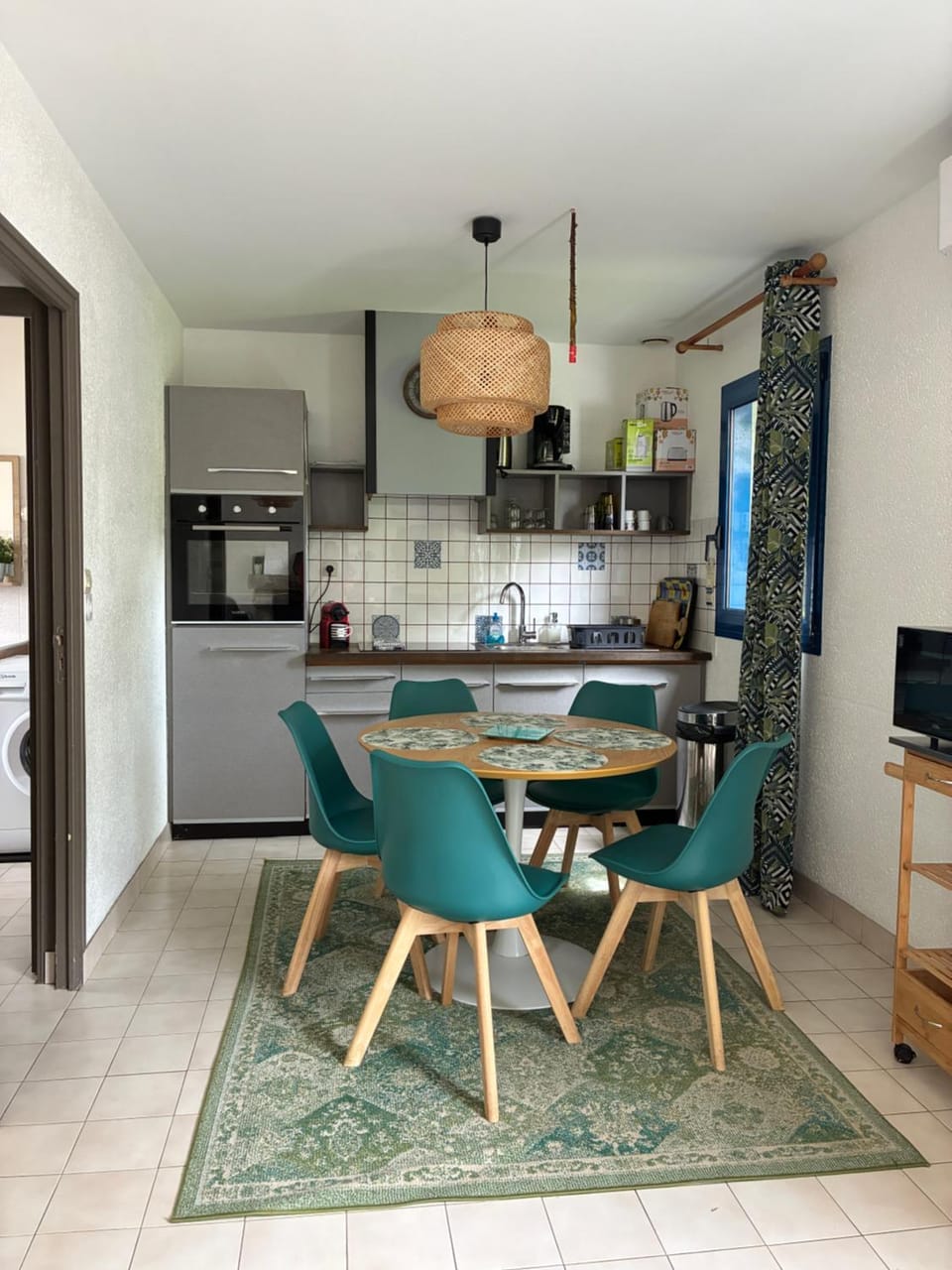 Kitchen or kitchenette, Dining area, oven, pet friendly