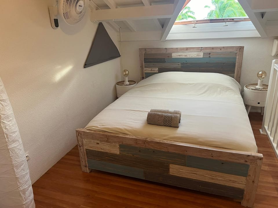 Photo of the whole room, air conditioner
