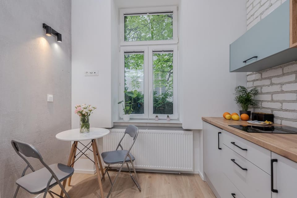 Coffee/tea facilities, Kitchen or kitchenette, Dining area, stove