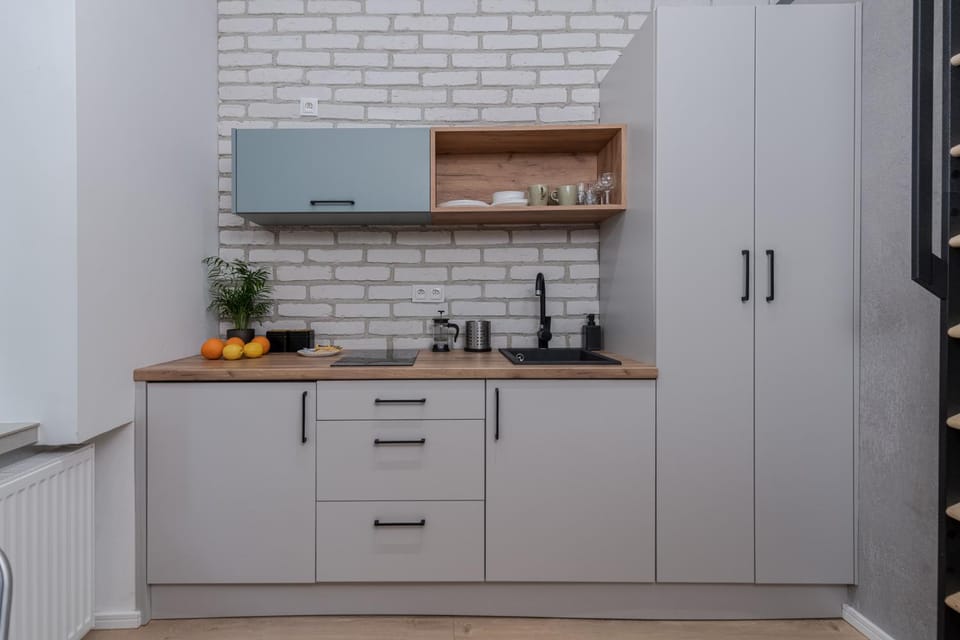 Coffee/tea facilities, Kitchen or kitchenette, stove, wardrobe