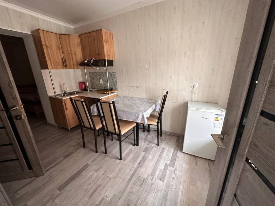 Kitchen or kitchenette, Dining area, minibar, stove