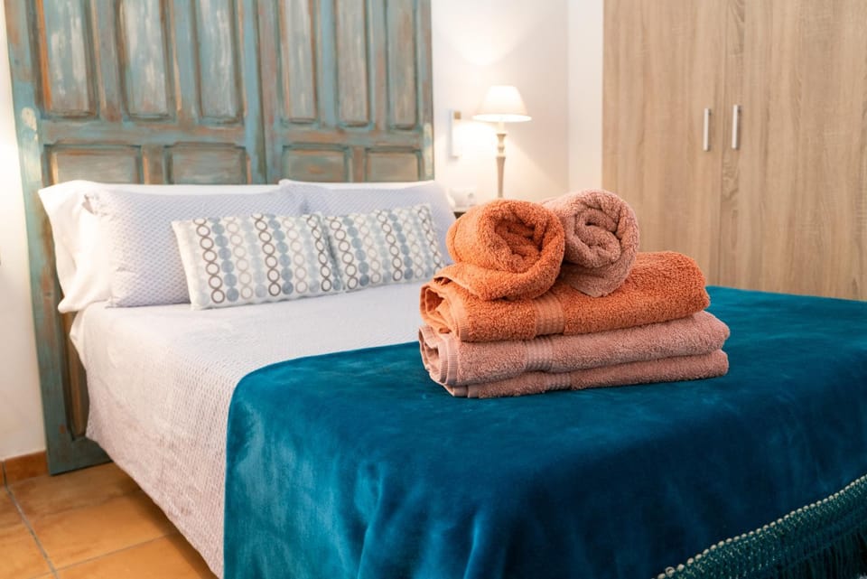 Bed, Decorative detail, towels