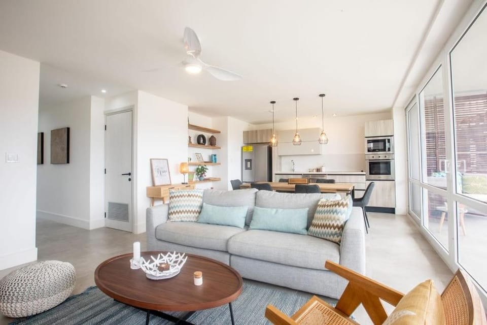 Living room, Seating area, Dining area, oven