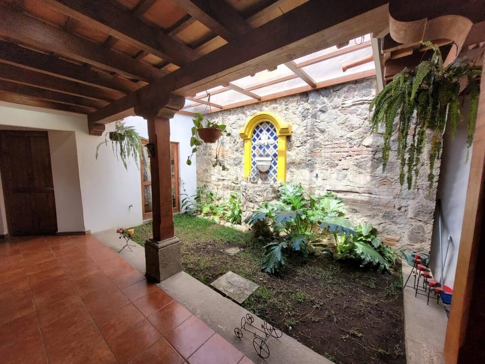 Amplia casa Antigua Guatemala con pérgola y jardín House in Antigua Guatemala