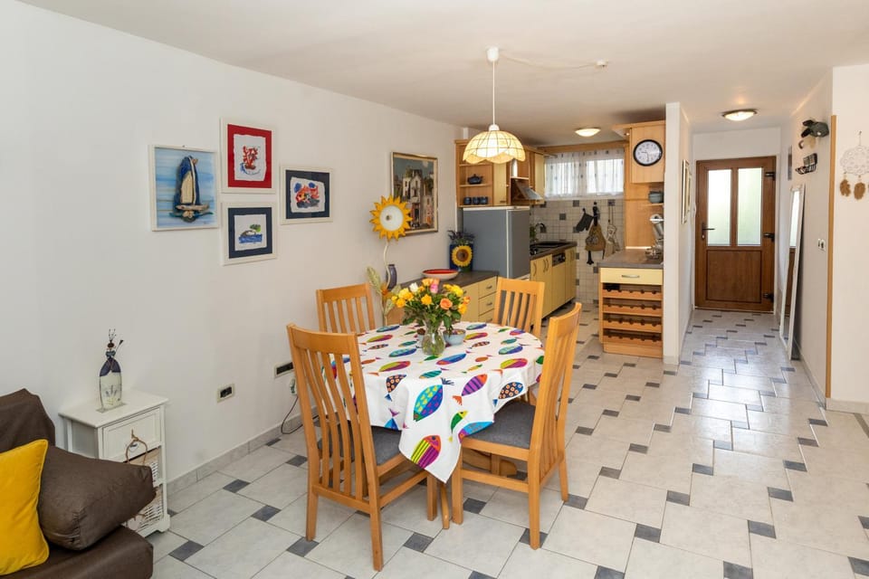 Kitchen or kitchenette, Living room, Seating area, Dining area, dishwasher, oven, stove, kitchen