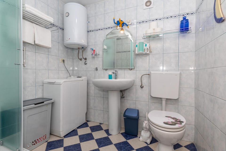 Shower, Toilet, Bathroom, towels, washing machine