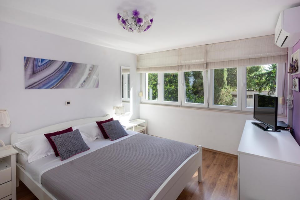 Bed, TV and multimedia, Photo of the whole room, Bedroom