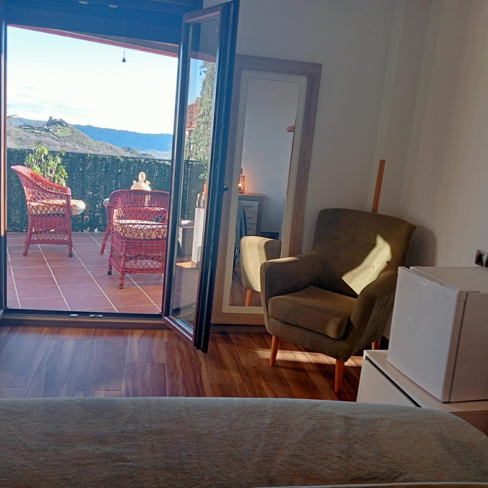 Habitación ideada para parejas con Jacuzzi, desayuno romántico y opción de cenas en su restaurante Love hotel in Sierra de Gata