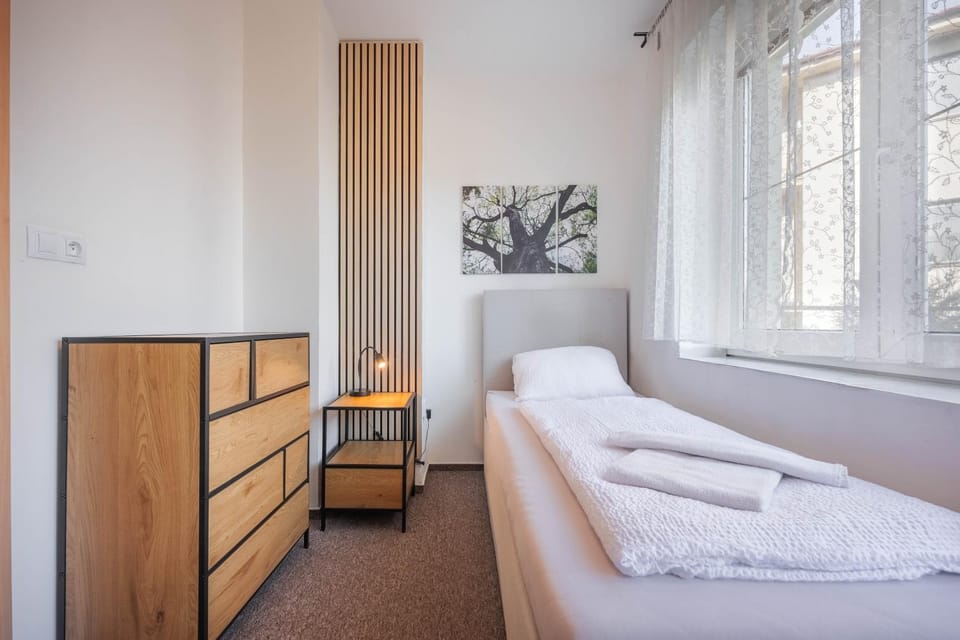 Bed, Photo of the whole room, towels