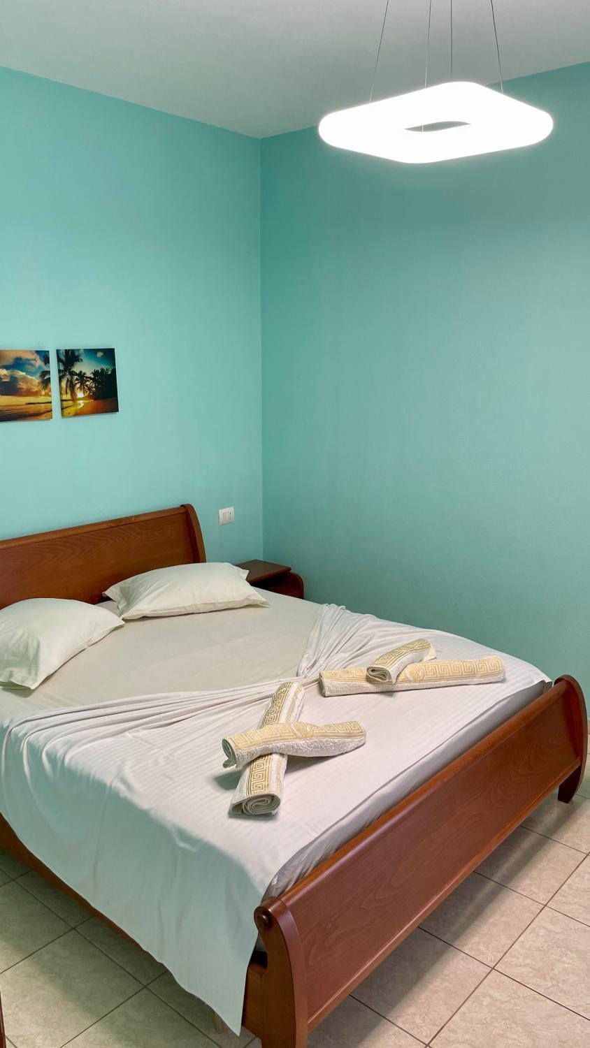 Bed, Bedroom, towels