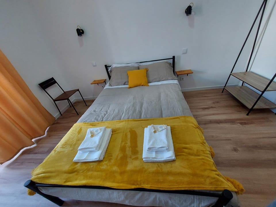Bed, Bedroom, towels
