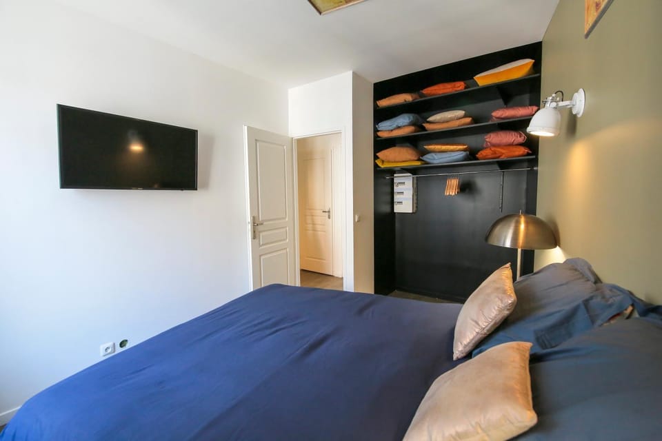 Bed, TV and multimedia, Photo of the whole room, Bedroom