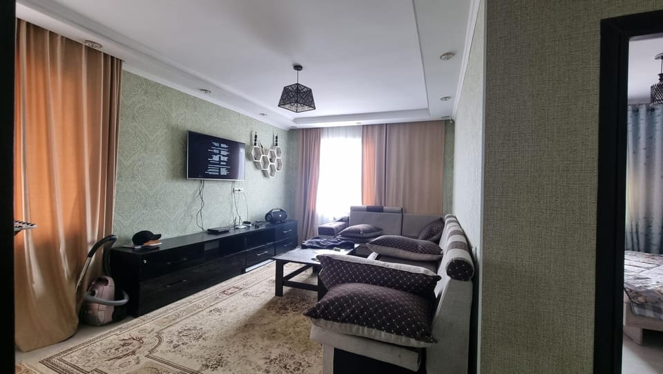 Communal lounge/ TV room, Bed, TV and multimedia, Living room, Photo of the whole room, Seating area, Evening entertainment, Bedroom