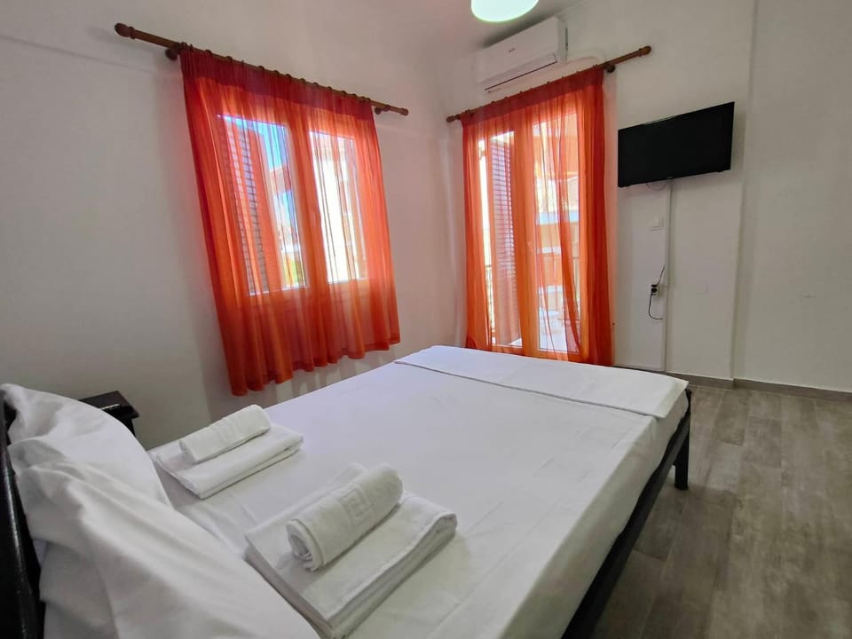 Bed, TV and multimedia, Photo of the whole room, Bedroom