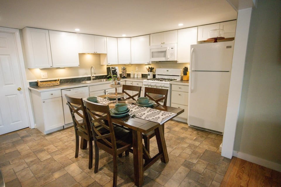 Kitchen or kitchenette, Dining area, dishwasher, oven, pet friendly