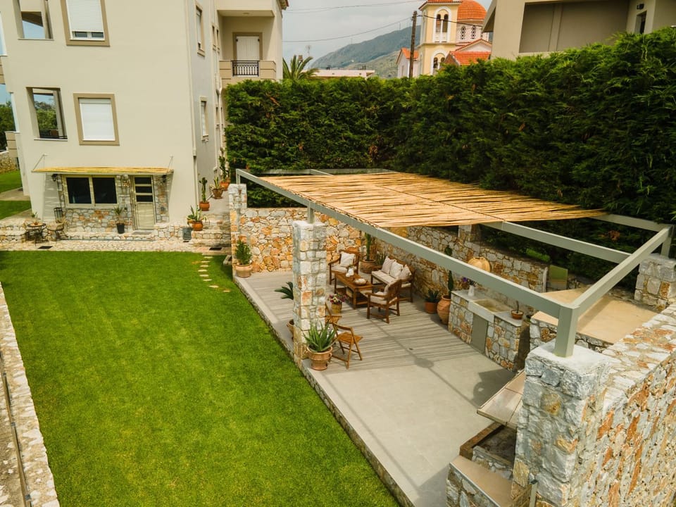 Property building, Patio, Day, BBQ facilities, Garden, Living room, Garden view, Mountain view