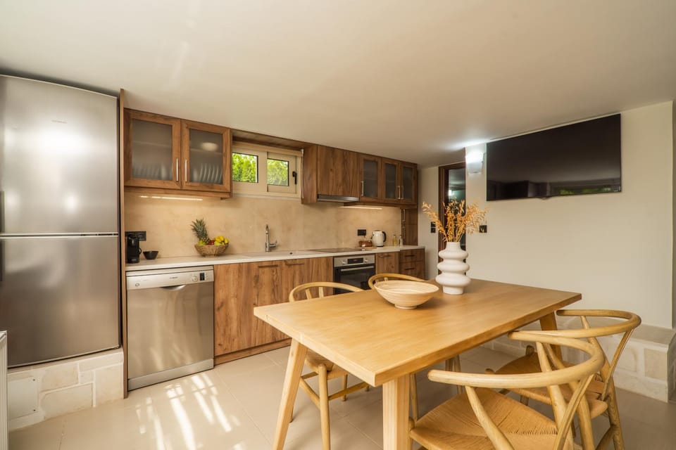 TV and multimedia, Kitchen or kitchenette, Dining area, dishwasher, stove