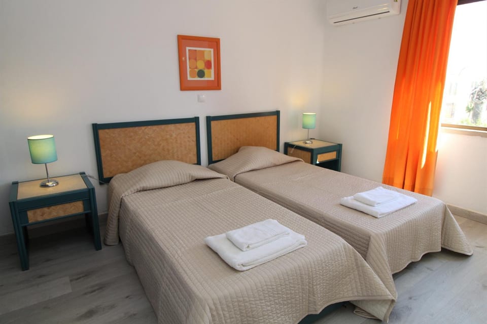 Bed, Photo of the whole room, Decorative detail, Decorative detail, Bedroom, wardrobe, air conditioner, air conditioner