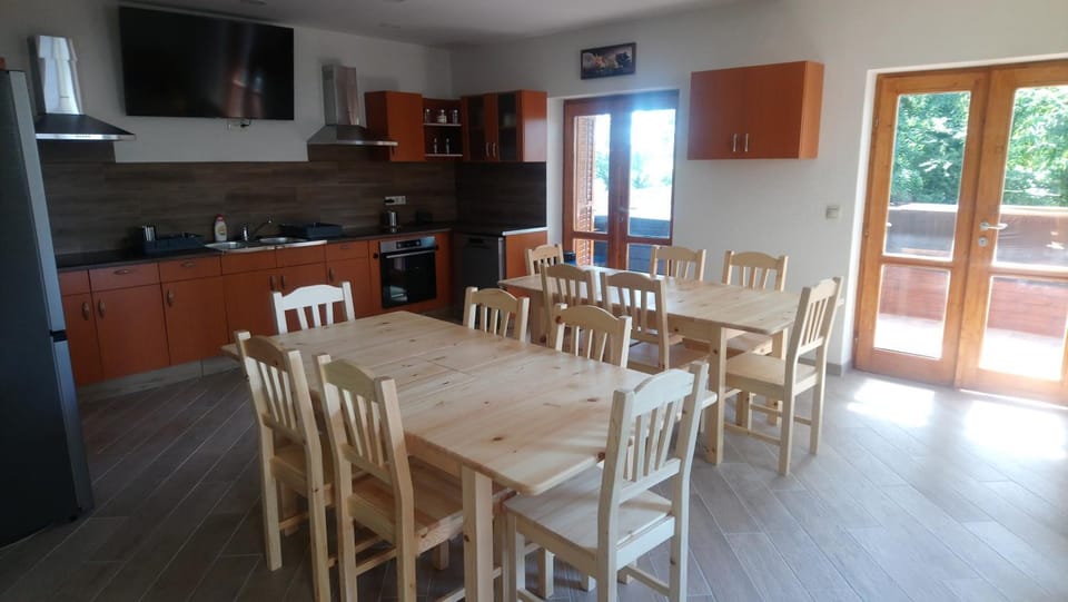 Dining area, kitchen