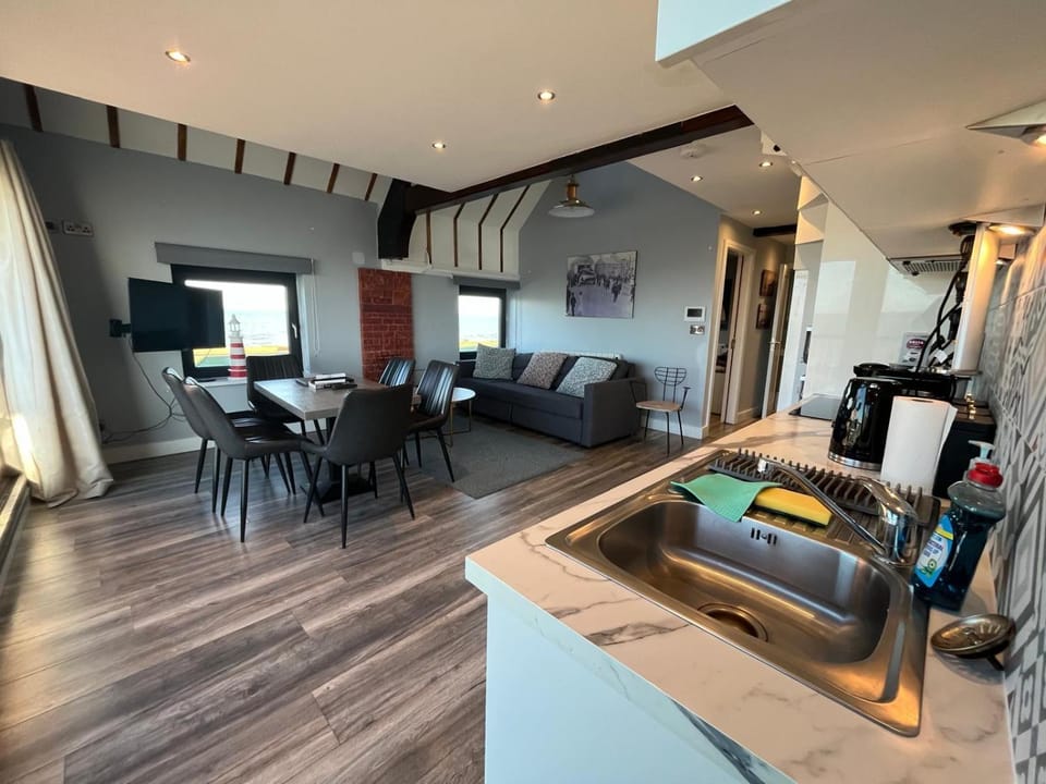 Kitchen or kitchenette, Living room, Seating area, Dining area