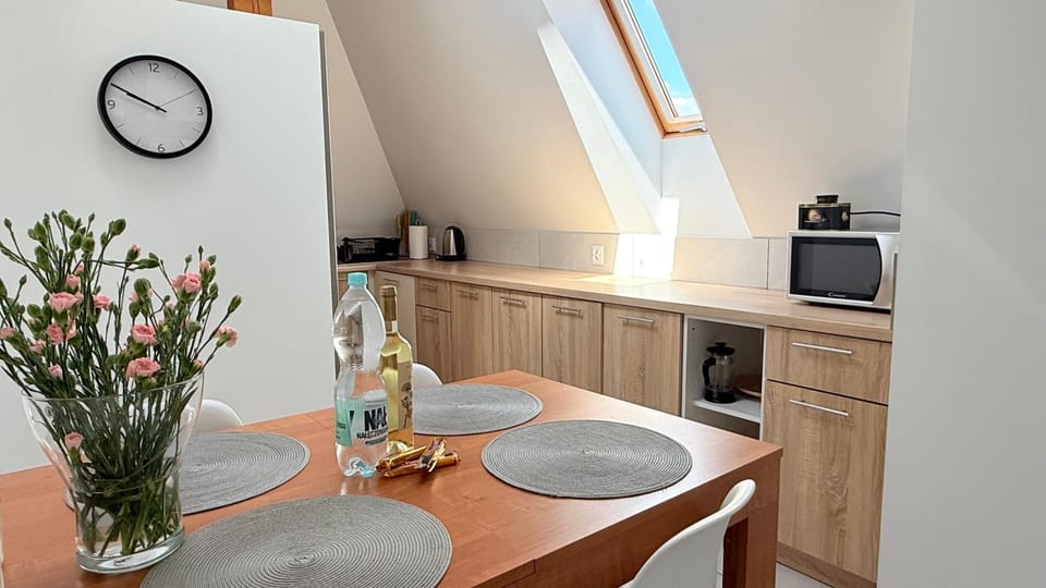 TV and multimedia, Coffee/tea facilities, Kitchen or kitchenette, Dining area, Autumn, microwave, oven, stove, toaster