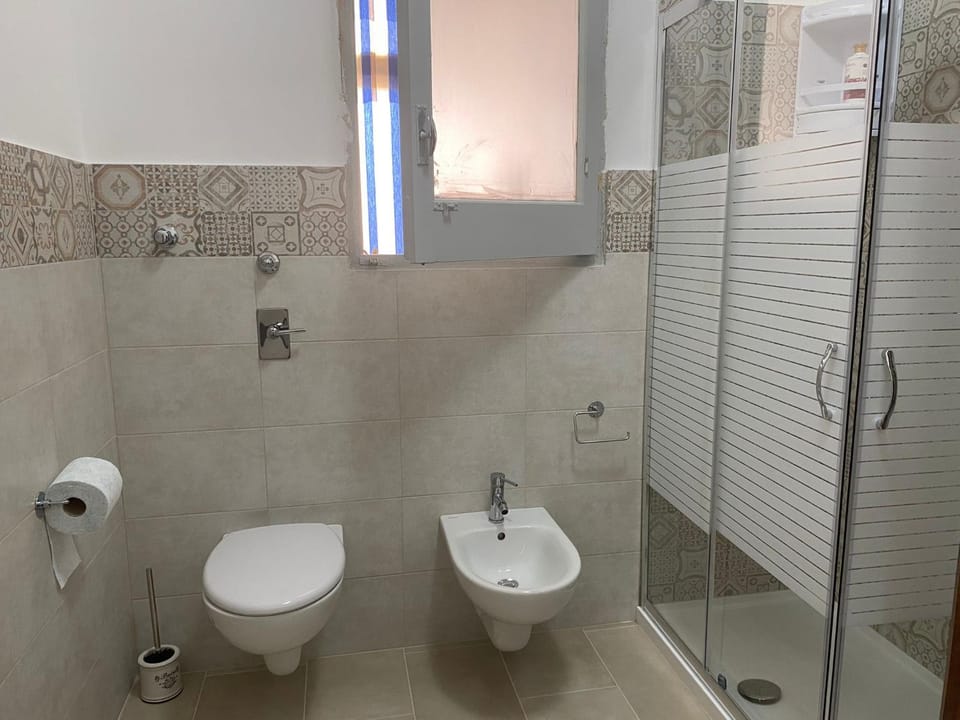 Shower, Toilet, Bathroom, bidet, towels