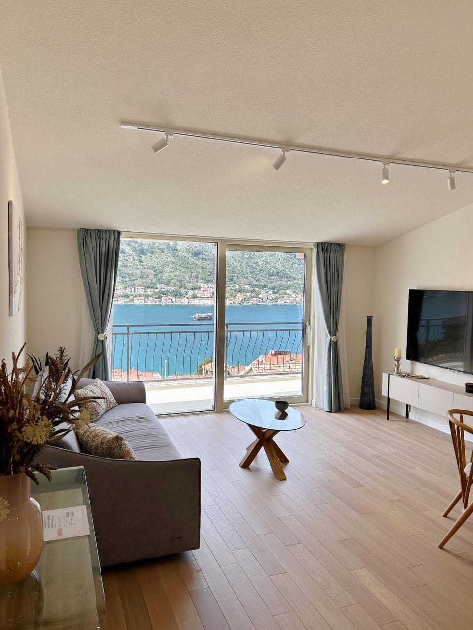 Living room, Mountain view, Sea view