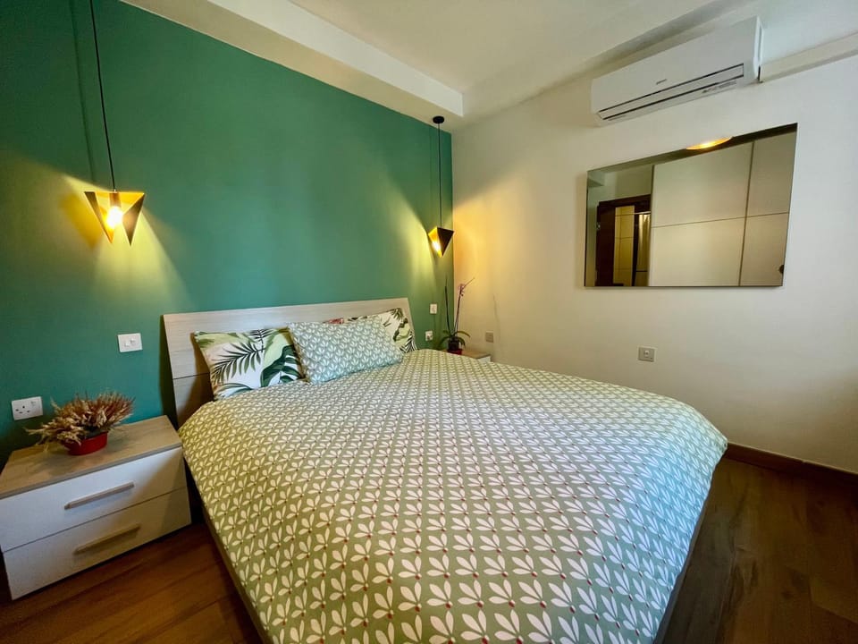 Bed, Photo of the whole room, Bedroom, air conditioner