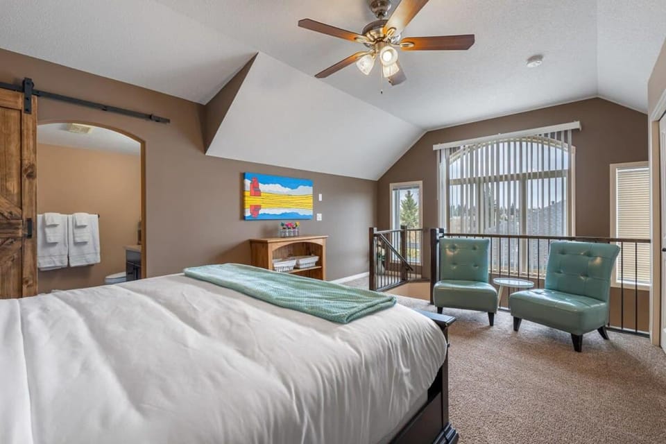 Prairie Oasis I Sleeps 16 l BBQ & Patio l Smart TV House in Sylvan Lake