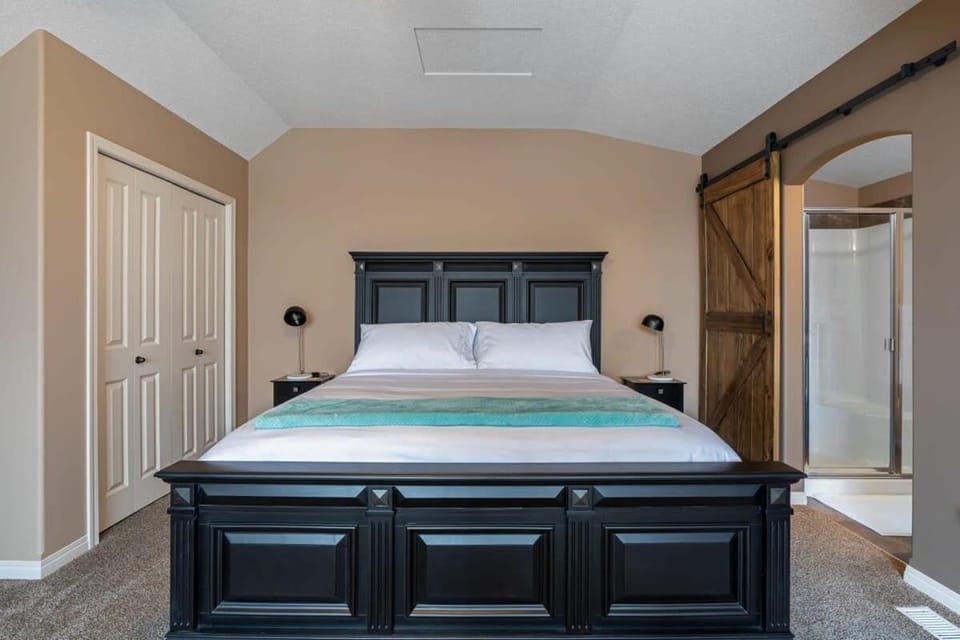 Prairie Oasis I Sleeps 16 l BBQ & Patio l Smart TV House in Sylvan Lake