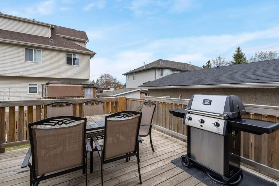 Prairie Oasis I Sleeps 16 l BBQ & Patio l Smart TV House in Sylvan Lake