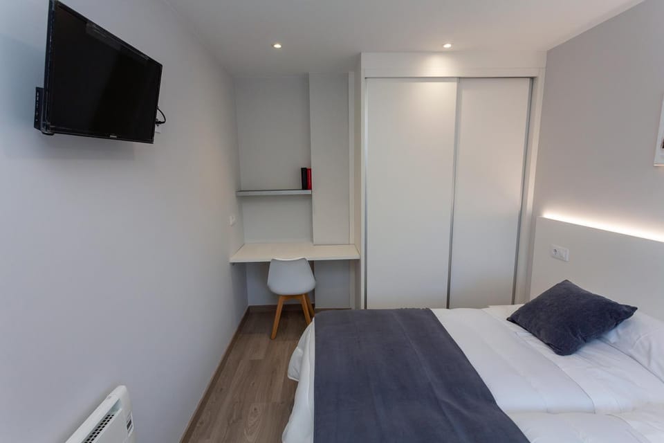 Bed, TV and multimedia, Photo of the whole room, Bedroom, internet, wardrobe