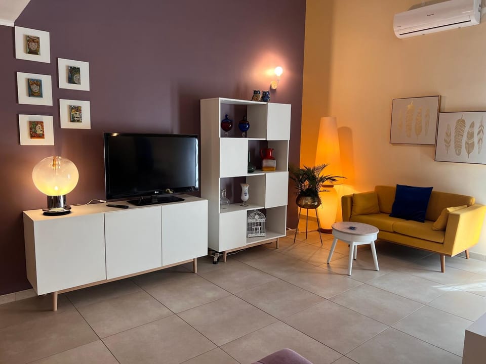 Communal lounge/ TV room, TV and multimedia, Seating area, air conditioner