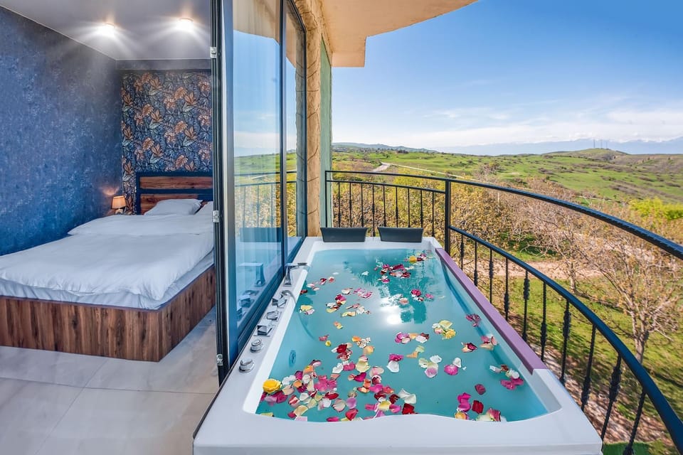 Property building, Balcony/Terrace, Bath
