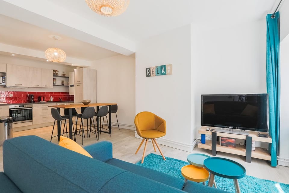 Communal lounge/ TV room, TV and multimedia, Living room, Dining area