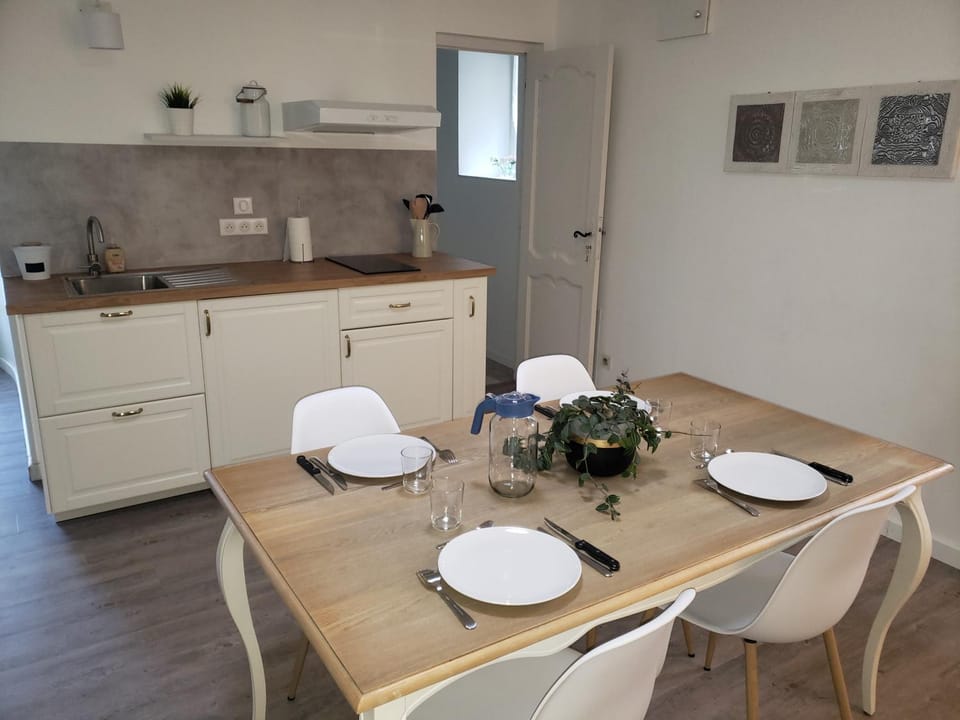 Kitchen or kitchenette, Dining area