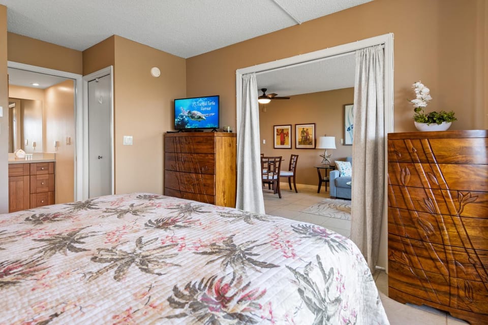 Bed, TV and multimedia, Bedroom