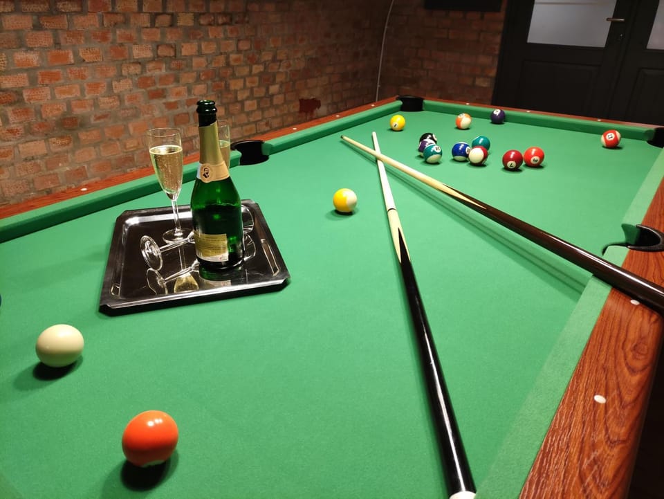 Billiard, Game Room