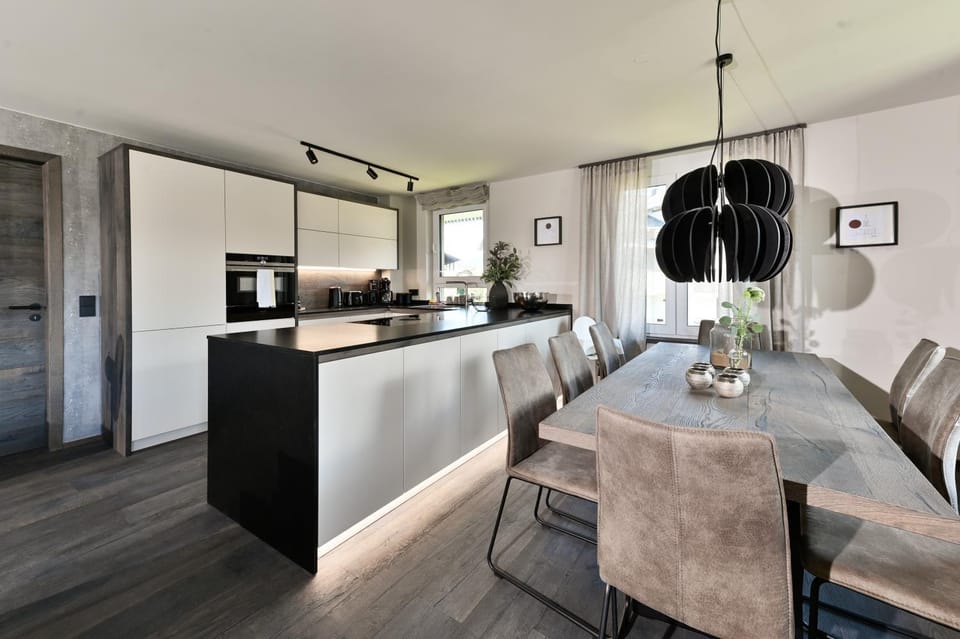 Coffee/tea facilities, Kitchen or kitchenette, Dining area, oven, stove