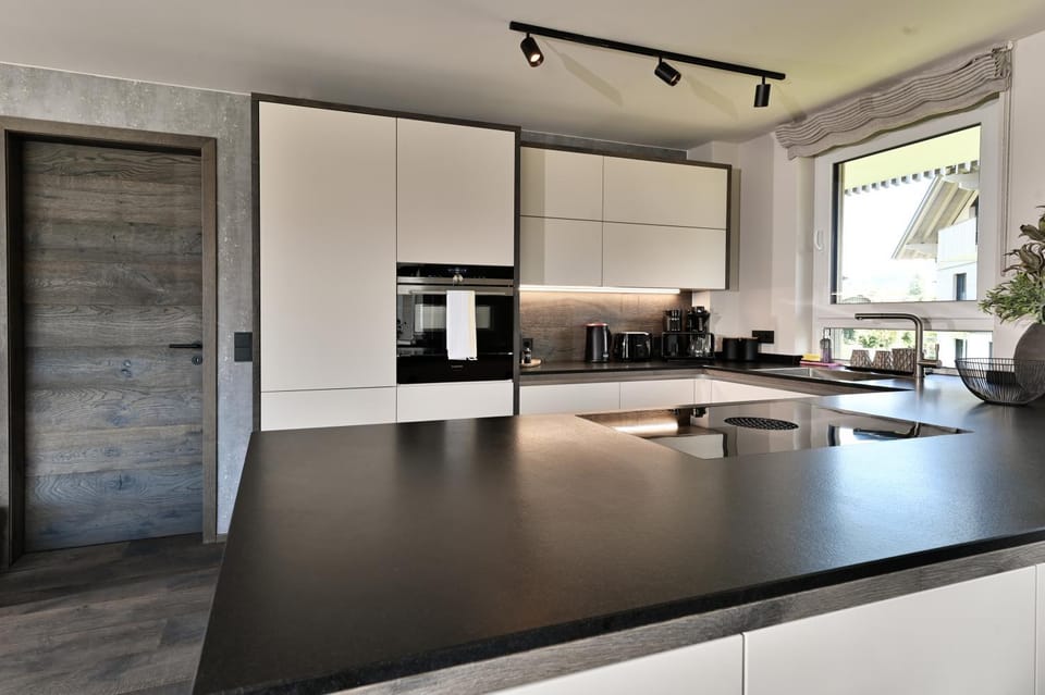 Coffee/tea facilities, Kitchen or kitchenette, oven, stove, toaster