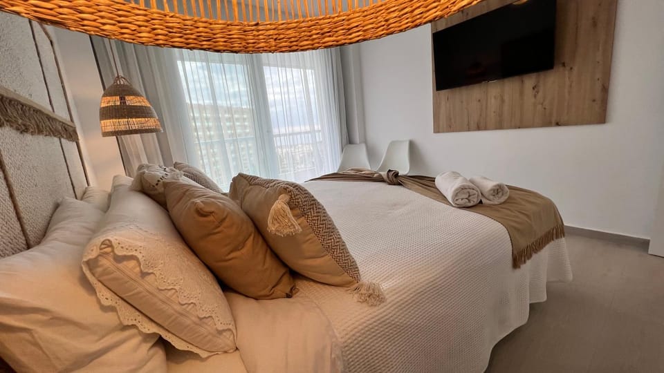Bed, TV and multimedia, Bedroom