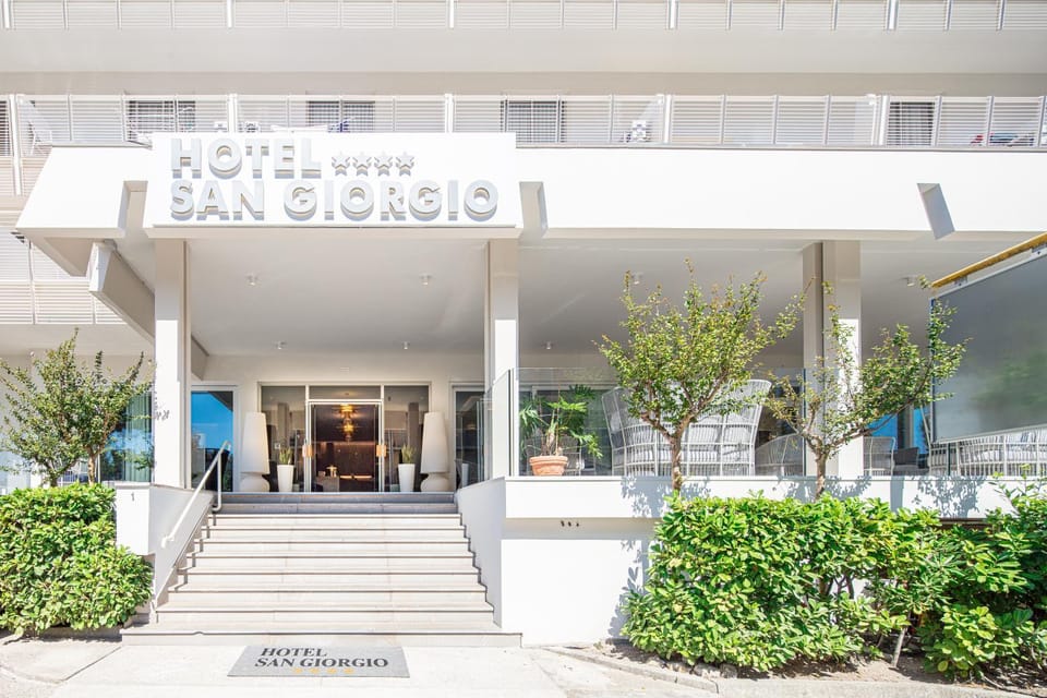 Property building, Facade/entrance, Balcony/Terrace