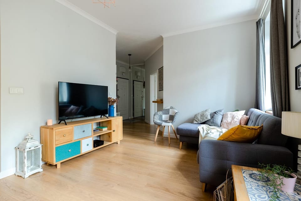 Bed, TV and multimedia, Living room, Seating area