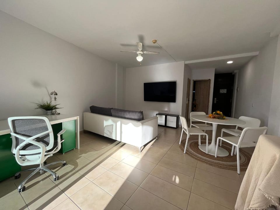 Communal lounge/ TV room, TV and multimedia, Living room, Seating area, Dining area, Evening entertainment, Swimming pool, Family, Family, Family