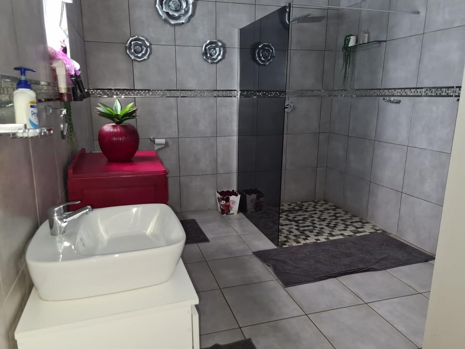 Royal Villa Guesthouse Bed and Breakfast in Gauteng