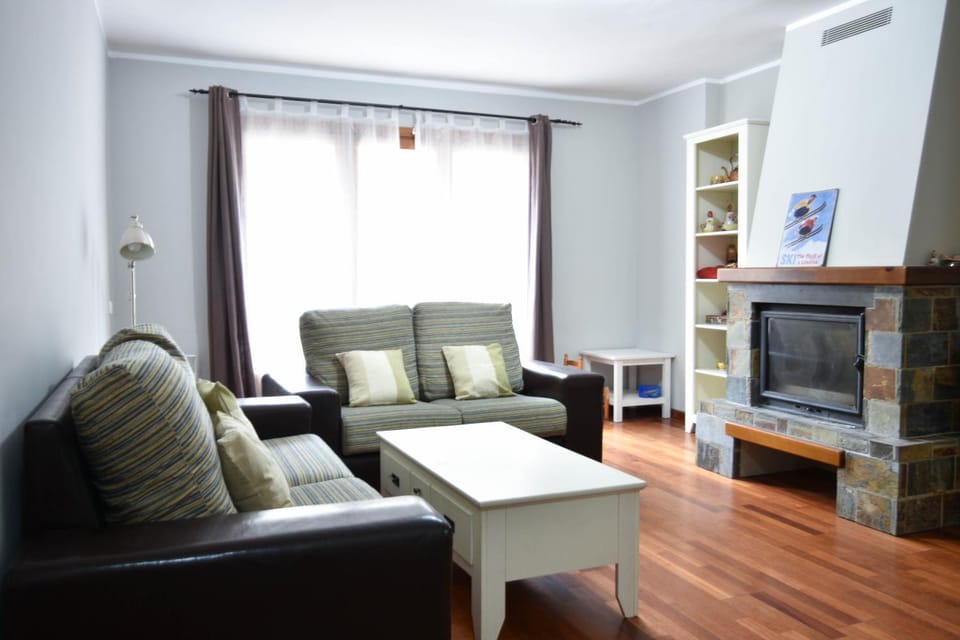 Communal lounge/ TV room, TV and multimedia, Living room, Seating area, Evening entertainment, flat iron