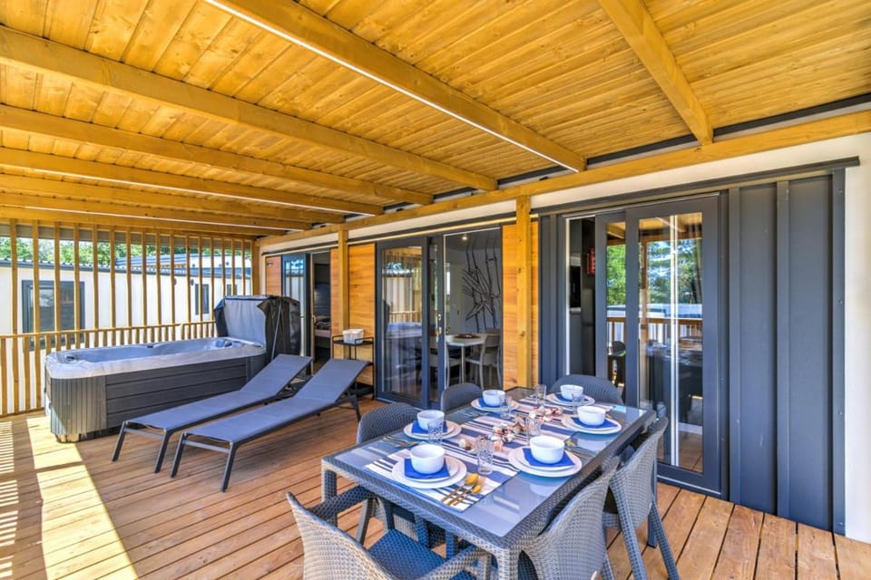 Patio, Balcony/Terrace, Seating area